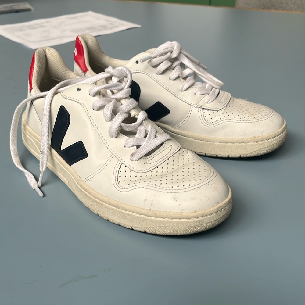 VEJA V-10  size 8